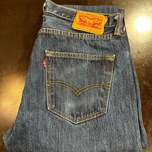 Men’s Levi’s 501 style size 32x34 gently used from a smoke free pet free home